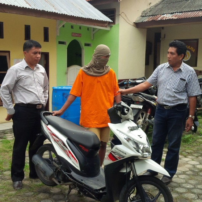 Tersangka IS saat di Mapolsek Telanaipura Resta Jambi